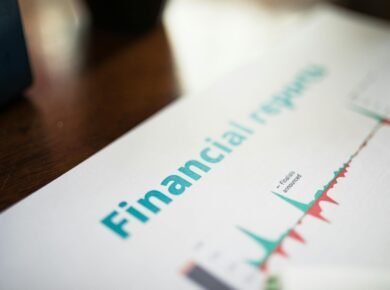 Para entender o que está impactando a economia brasileira, é crucial analisar uma confluência de fatores internos e externos.