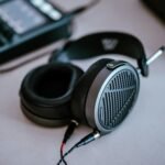 Para podcasts brasileiros que valem a pena ouvir, considere opções como o Nerdcast para cultura pop, o Flow Podcast para entr