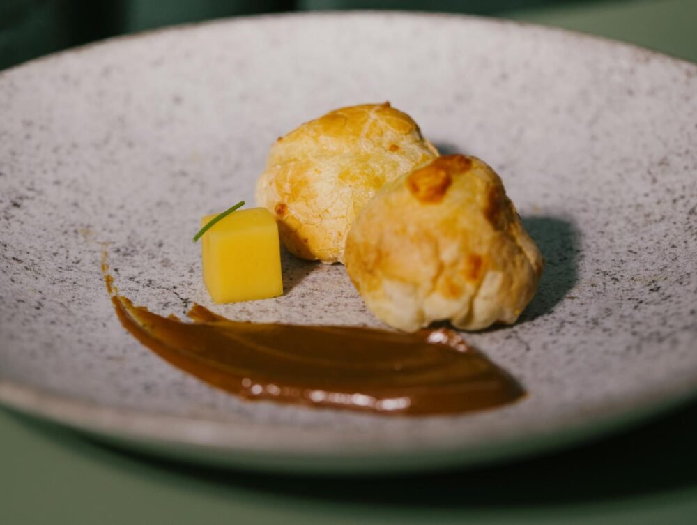 Para roteiros gastronômicos pelo Brasil, priorize destinos que ofereçam uma imersão autêntica na culinária local, como a Bahi