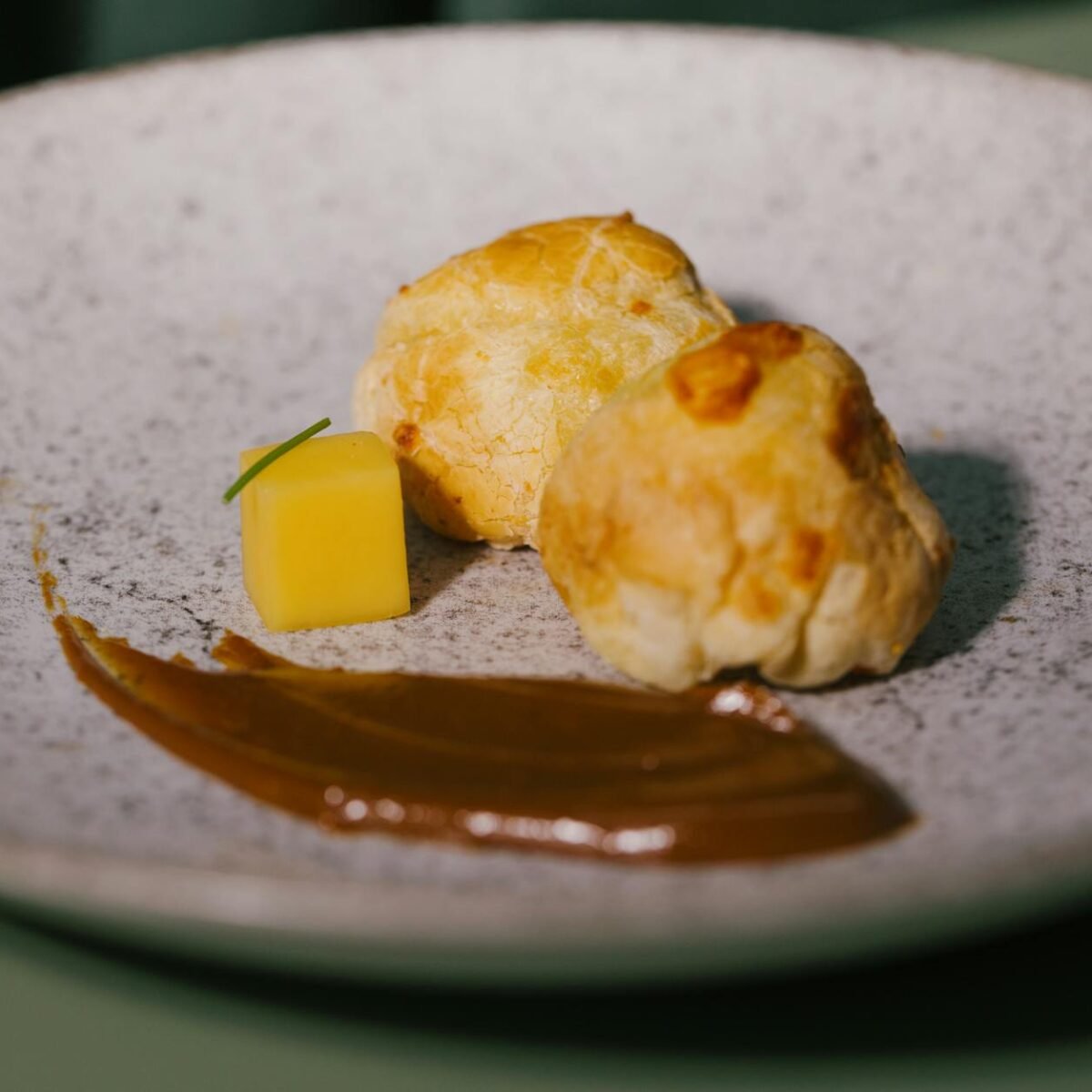 Para roteiros gastronômicos pelo Brasil, priorize destinos que ofereçam uma imersão autêntica na culinária local, como a Bahi