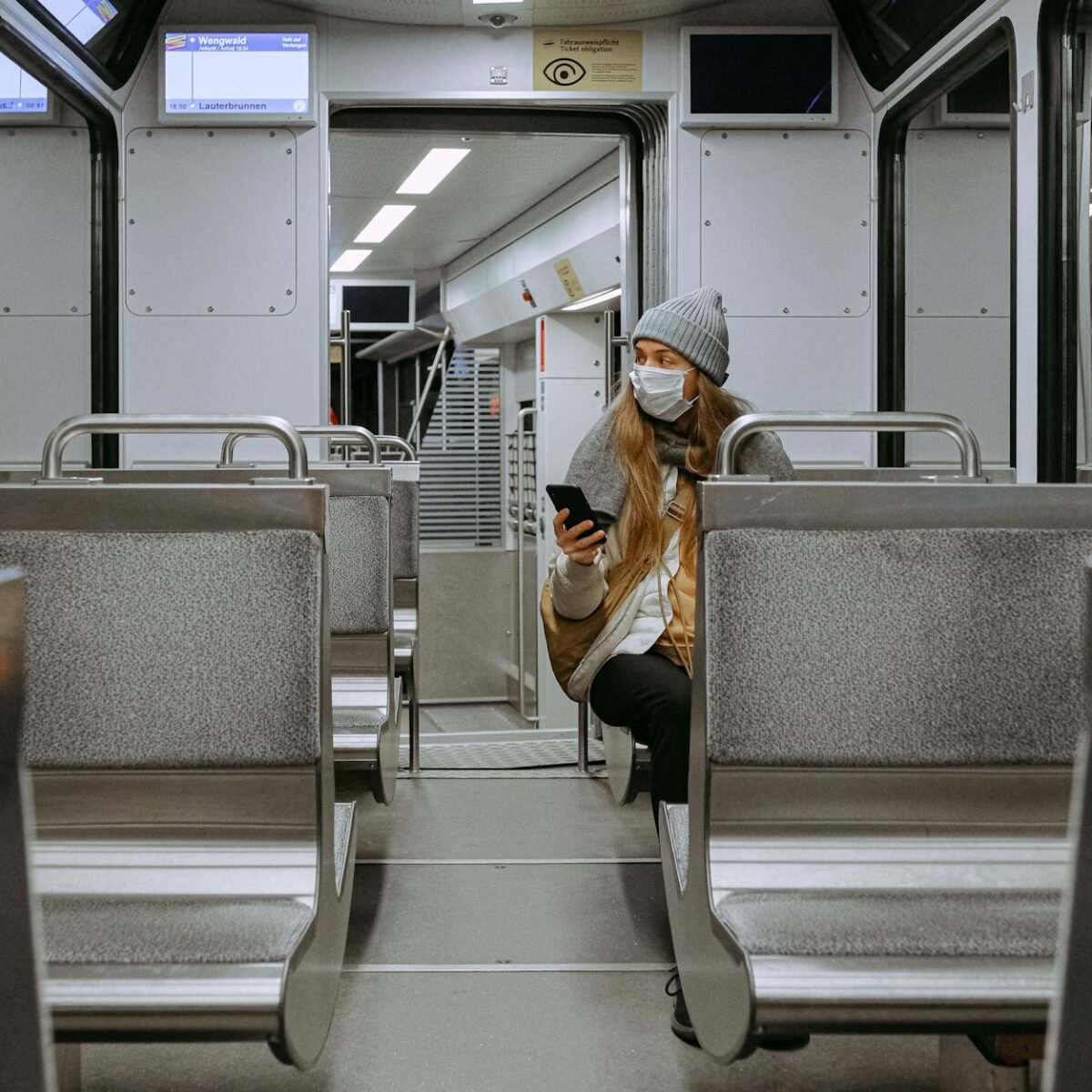 Para garantir segurança ao viajar sozinho, é fundamental um planejamento detalhado, pesquisa sobre o destino e adoção de medi