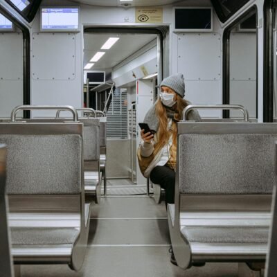 Para garantir segurança ao viajar sozinho, é fundamental um planejamento detalhado, pesquisa sobre o destino e adoção de medi