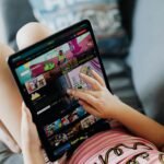 Para encontrar as séries que estão bombando nas plataformas, é essencial acompanhar os lançamentos e as tendências de consumo