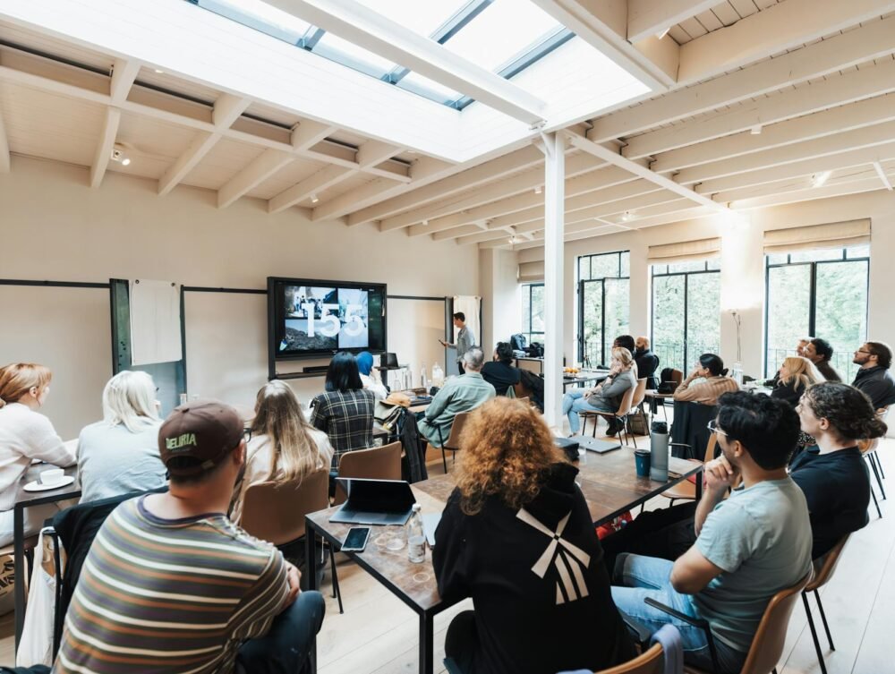 Para as soft skills que o mercado procura, destacam-se: comunicação eficaz, inteligência emocional, adaptabilidade, resolução