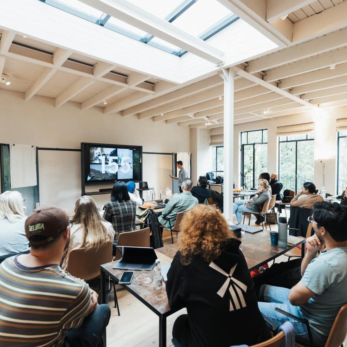 Para as soft skills que o mercado procura, destacam-se: comunicação eficaz, inteligência emocional, adaptabilidade, resolução