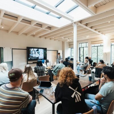 Para as soft skills que o mercado procura, destacam-se: comunicação eficaz, inteligência emocional, adaptabilidade, resolução