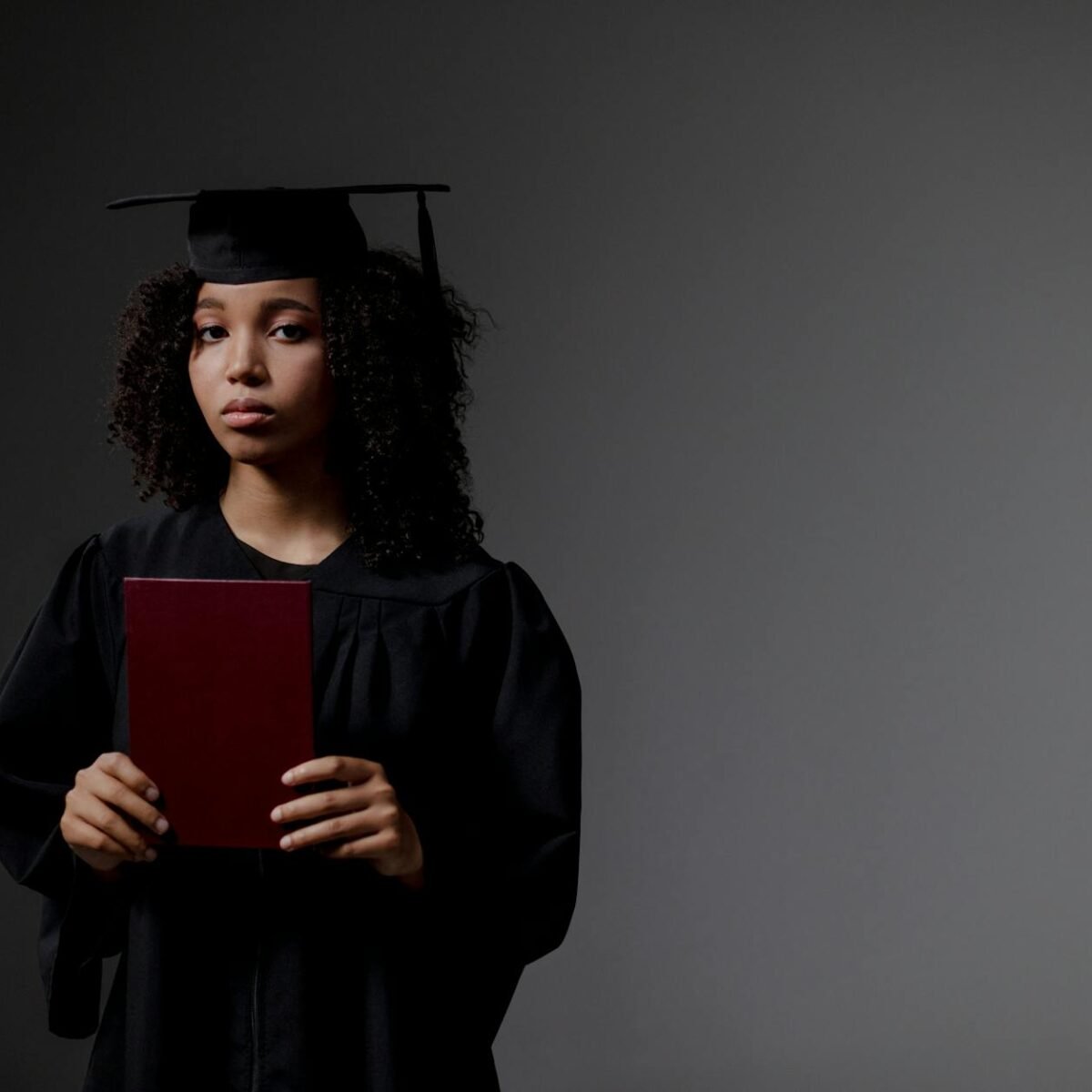 Para tendências de profissões para o futuro, os setores em destaque incluem tecnologia (IA, dados, cibersegurança), sustentab