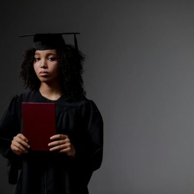 Para tendências de profissões para o futuro, os setores em destaque incluem tecnologia (IA, dados, cibersegurança), sustentab