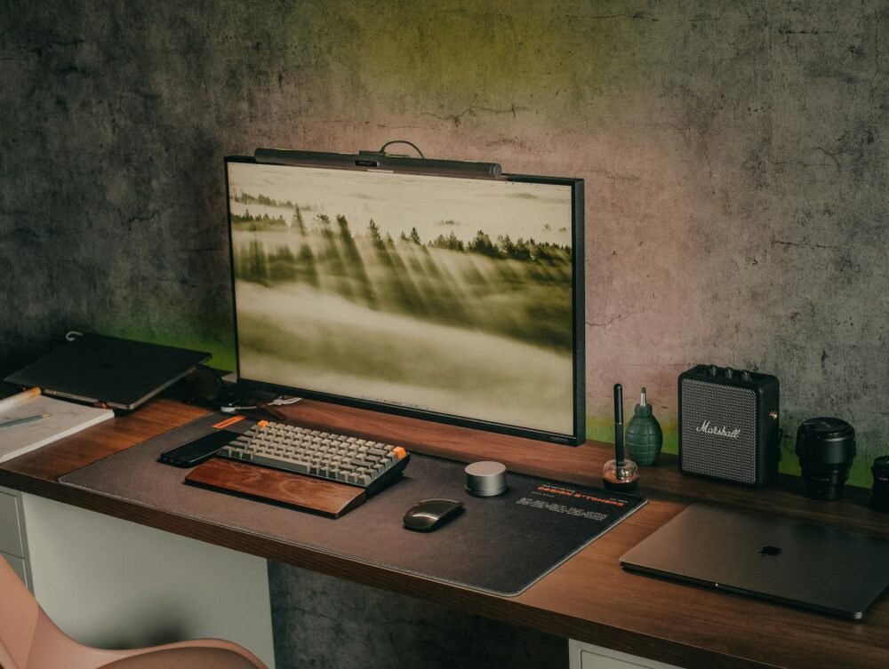 Para trabalhar remoto com eficiência, é fundamental estabelecer uma rotina disciplinada, criar um ambiente de trabalho dedica