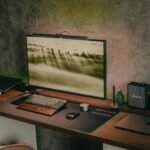 Para trabalhar remoto com eficiência, é fundamental estabelecer uma rotina disciplinada, criar um ambiente de trabalho dedica