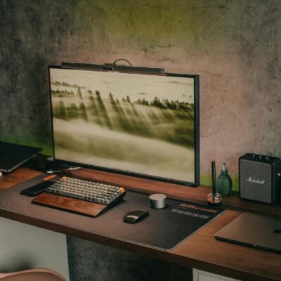 Para trabalhar remoto com eficiência, é fundamental estabelecer uma rotina disciplinada, criar um ambiente de trabalho dedica