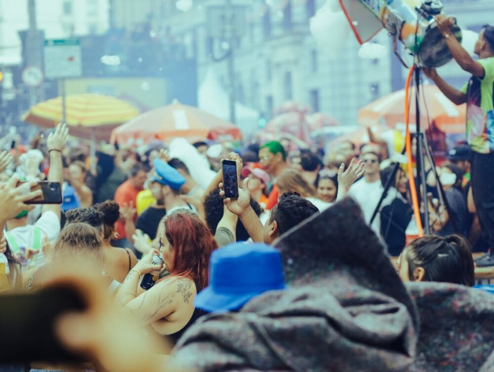 Como o comportamento da população acompanha o crescimento de Divinópolis