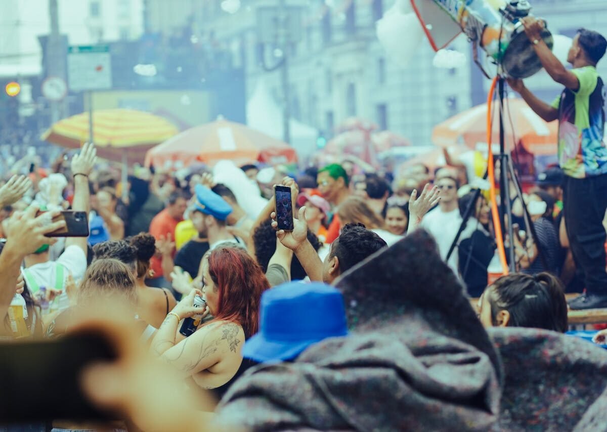 Como o comportamento da população acompanha o crescimento de Divinópolis