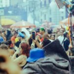 Como o comportamento da população acompanha o crescimento de Divinópolis