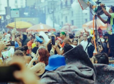 Como o comportamento da população acompanha o crescimento de Divinópolis