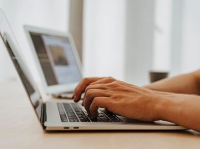 Como identificar sinais de desgaste interno em um notebook