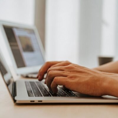 Como identificar sinais de desgaste interno em um notebook