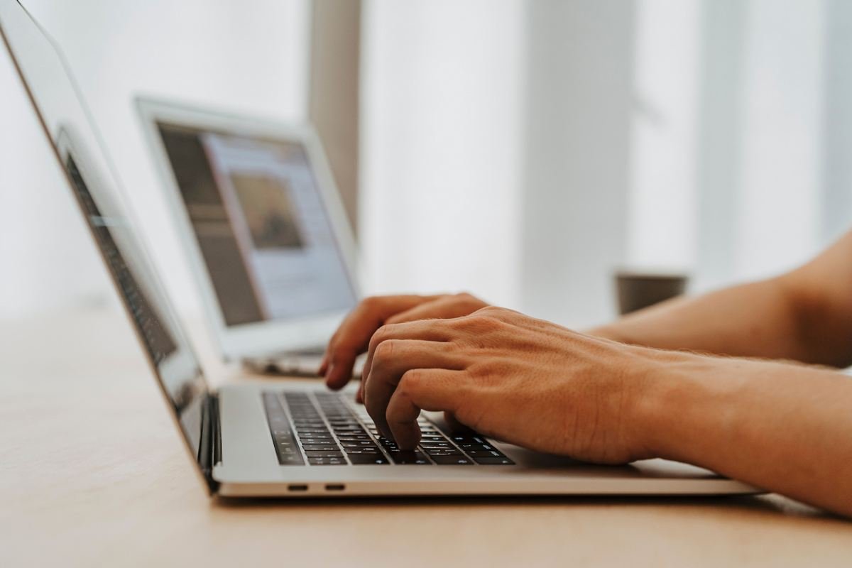 Como identificar sinais de desgaste interno em um notebook