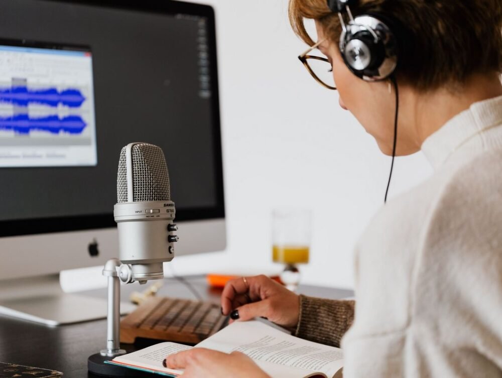 7 tipos de conteúdo que ficam muito melhores quando têm narração
